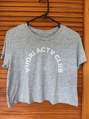 VUORI Gray Short Sleeve Arch Logo Crop Top
